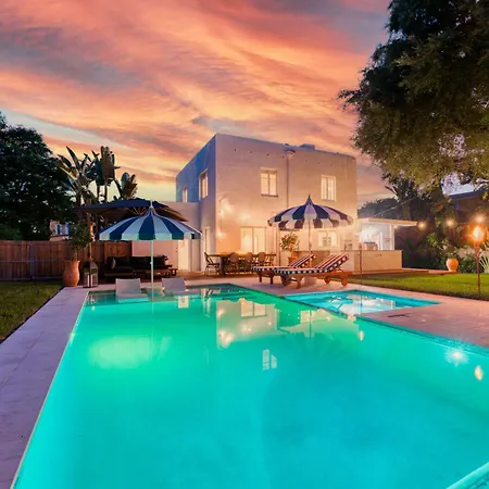 Stunning Historic Villa With Jacuzzi Heated Pool And Resort Style Backyard